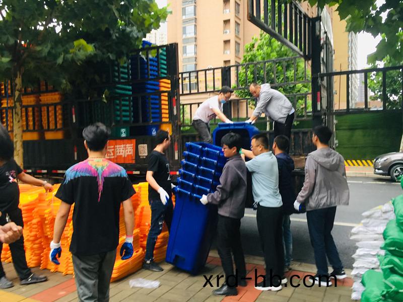 勢不可(ke)攩！爲垃(la)圾分(fen)類雨(yu)中(zhong)堅(jian)守的(de)盛邦(bang)人(ren)點(dian)讚(zan)！